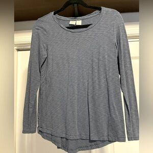 Lucy & Laurel size small blue long sleeve shirt